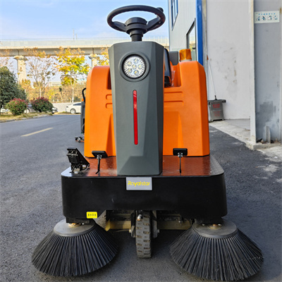 工廠車間使用駕駛式掃地機(jī),高效率的同時(shí)省人工